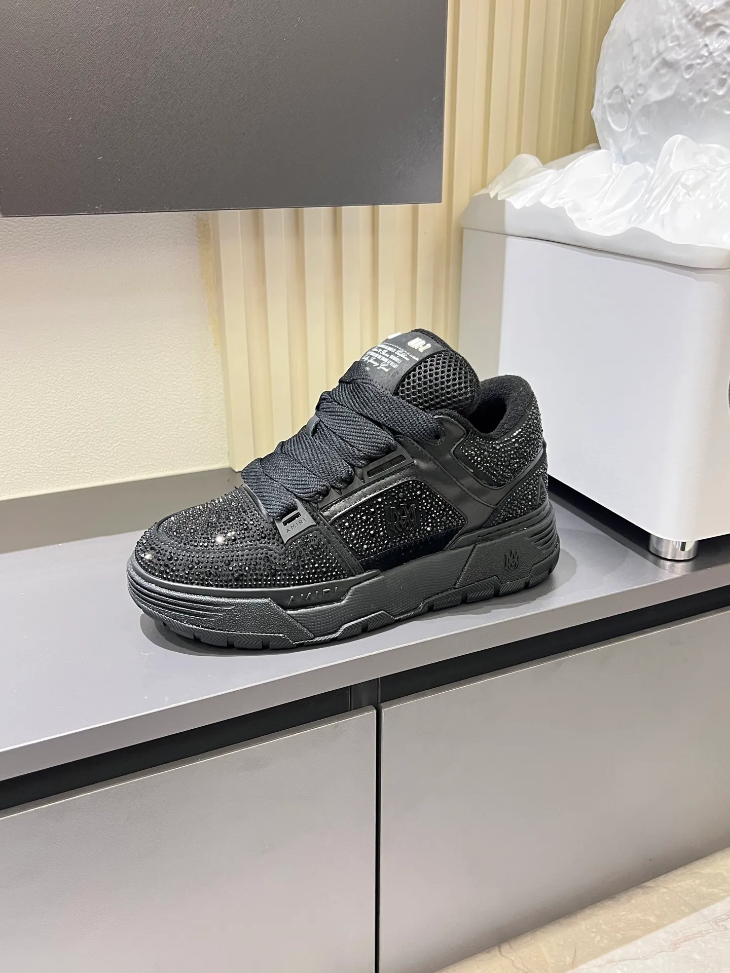 Men's men's shoes 💰p720 [AMIRI] 2025 spring and summer series new sneakers, new 🆕 bread shoes, bread shoes have a very special big tongue design, thickened outsole, rounded toe, oversized rubber sole and perforated star details, whoever wears them will look better! The appearance is responsible, the feet are retro and handsome! Size: 38-45